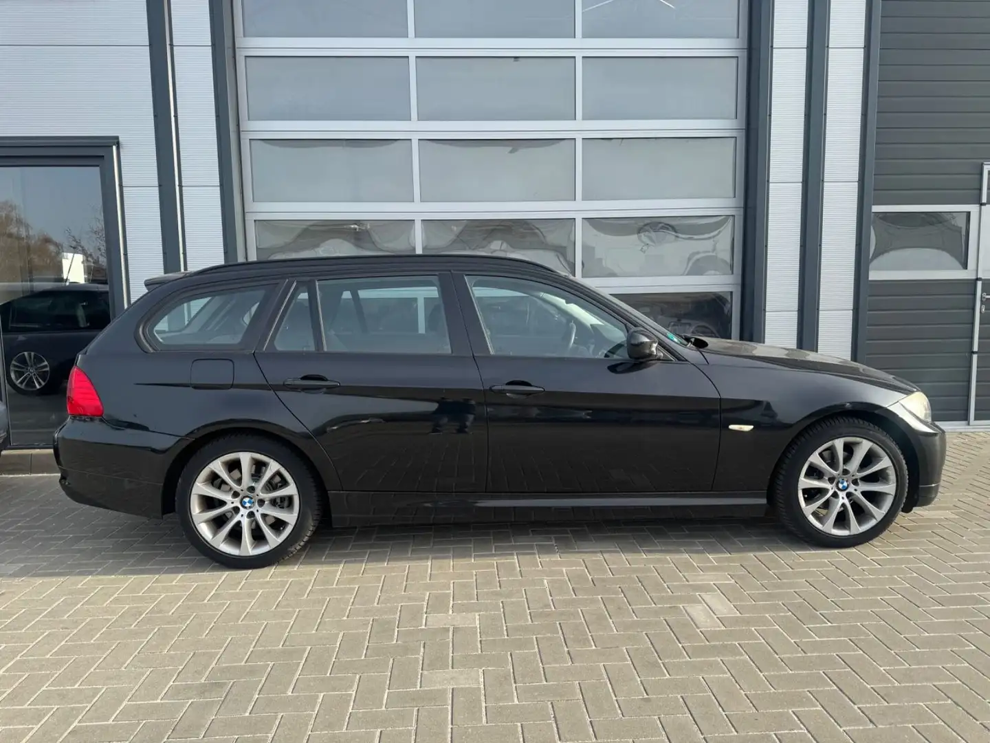 BMW 318 i Touring Xenon Sitzhz. Klimaautom. M-Lenkrad Schwarz - 2