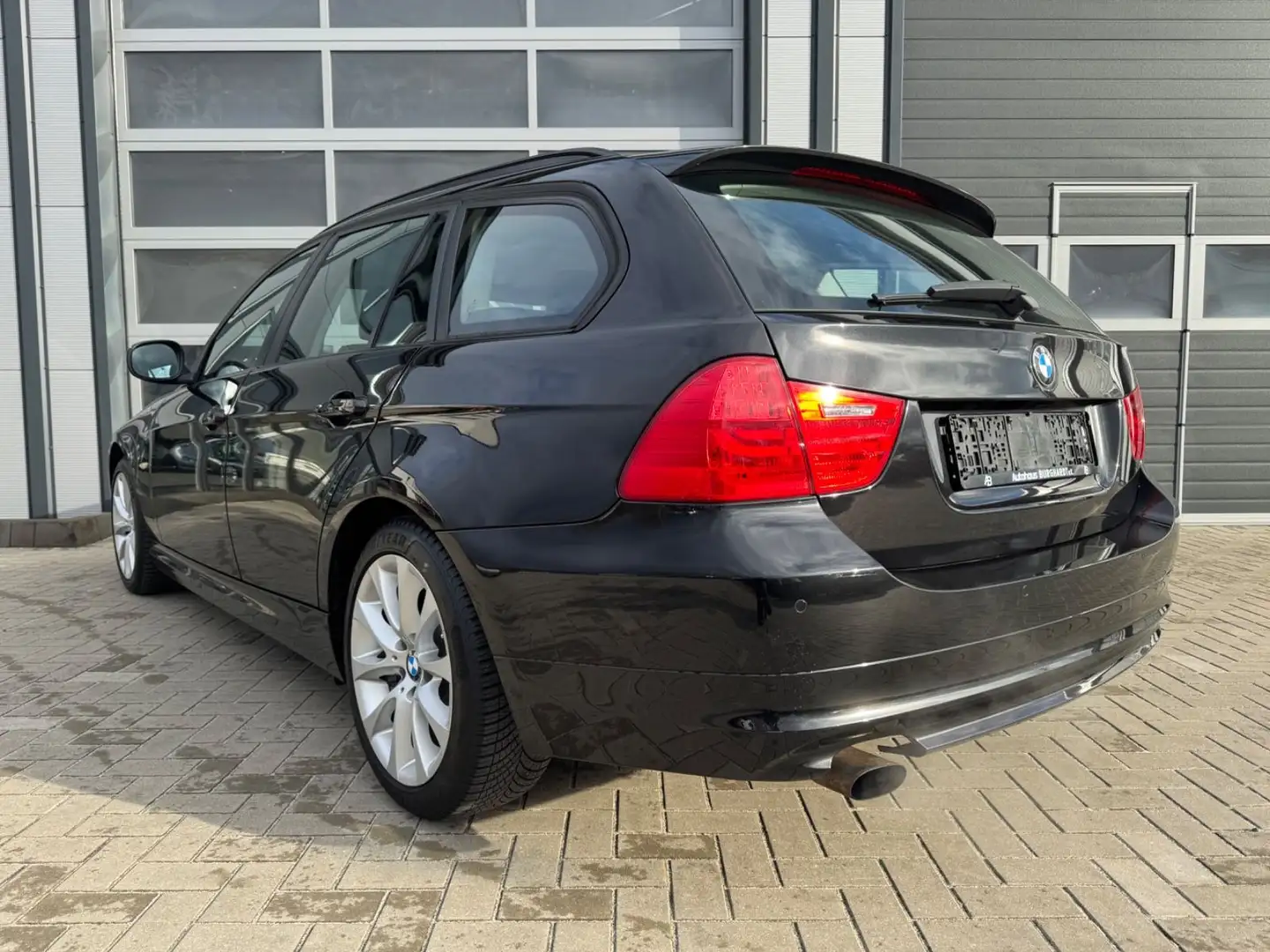 BMW 318 i Touring Xenon Sitzhz. Klimaautom. M-Lenkrad Noir - 2