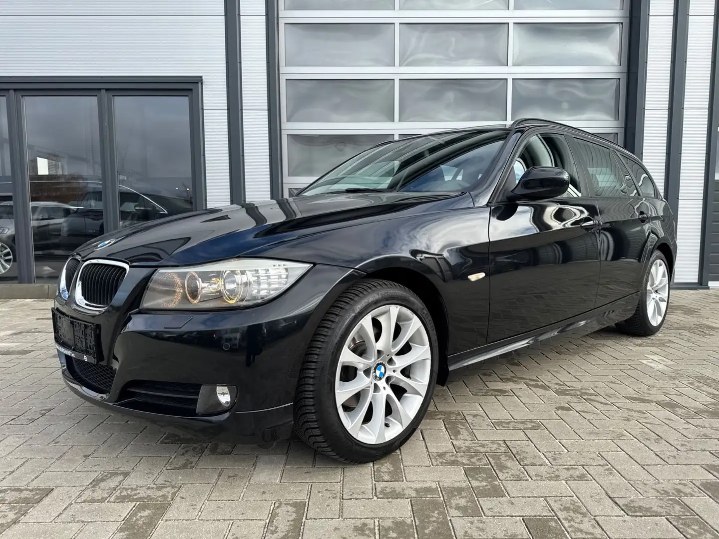 BMW 318 i Touring Xenon Sitzhz. Klimaautom. M-Lenkrad Noir - 1