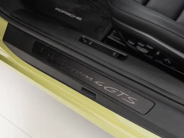Porsche 911 view 15