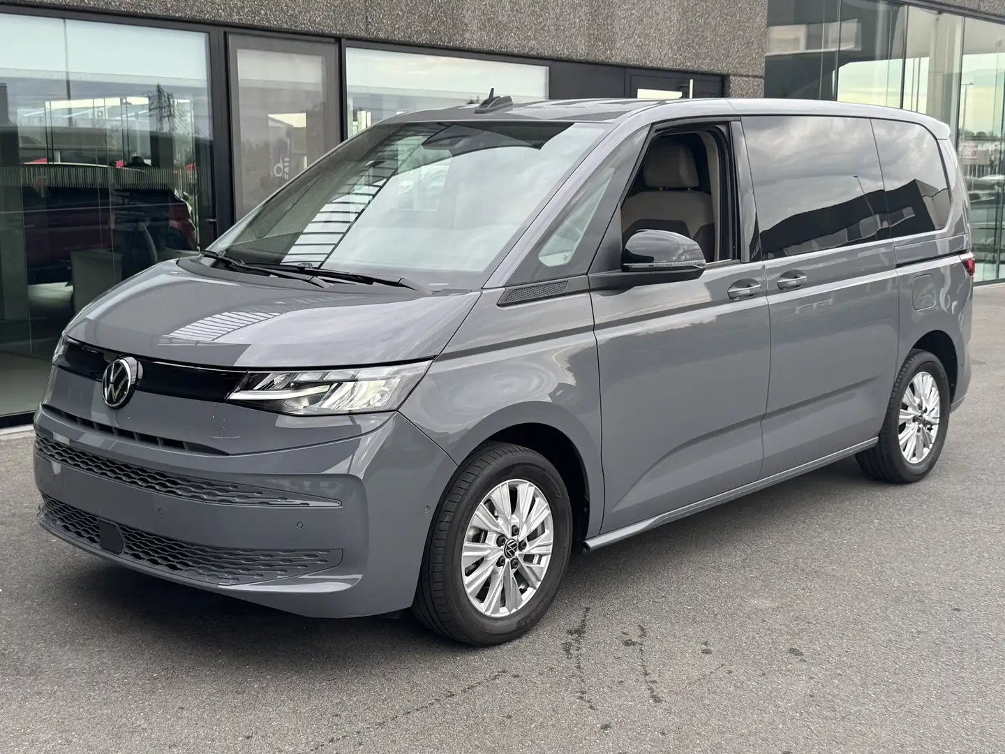 Volkswagen T7 Multivan 2.0 TDI Style ** DSG AUTOMAAT** 150 PK - 7 PL. Grijs - 2