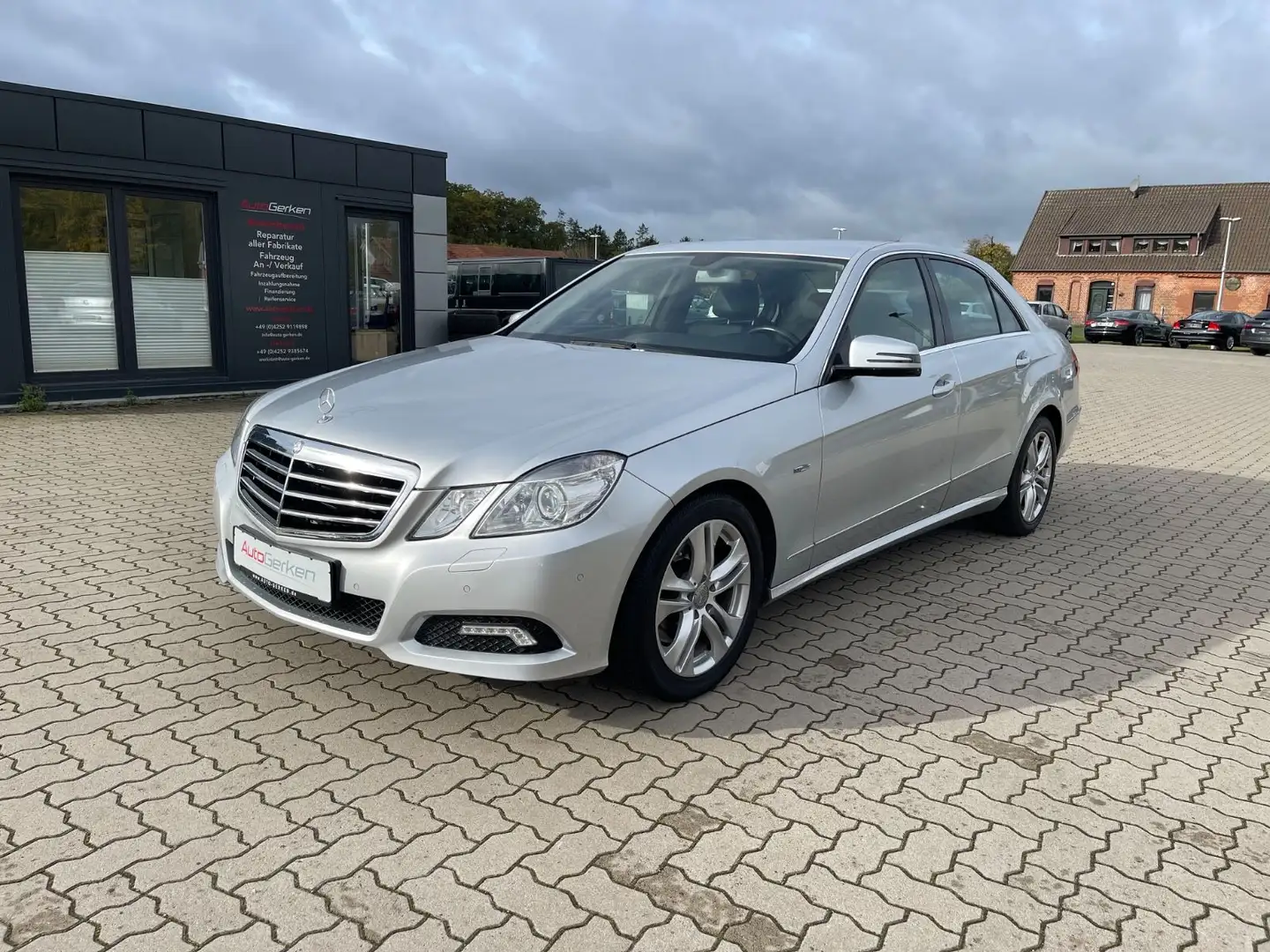 Mercedes-Benz E 350 CGI BlueEfficiency Leder ILS AHK schwenkba Argent - 1