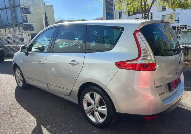 Renault Grand Scenic view 4