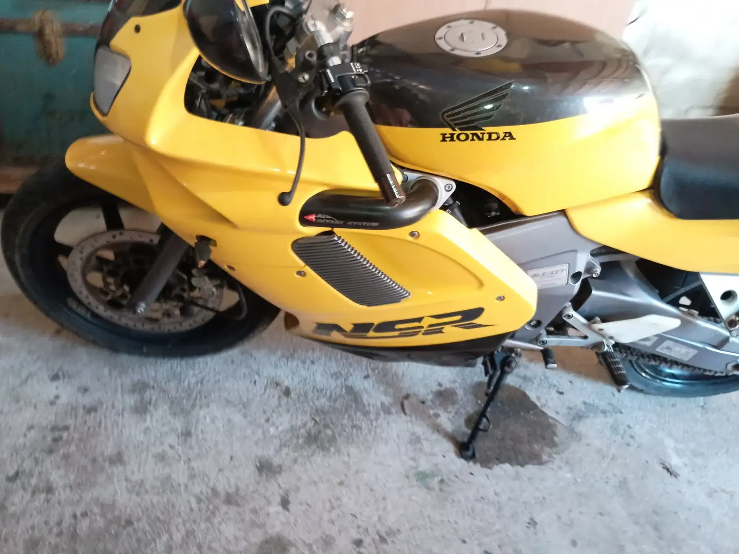 Honda NSR 125 žuta - 1