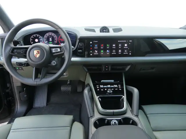 Porsche Cayenne view 11