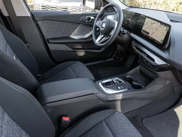 BMW 1 Series view 4
