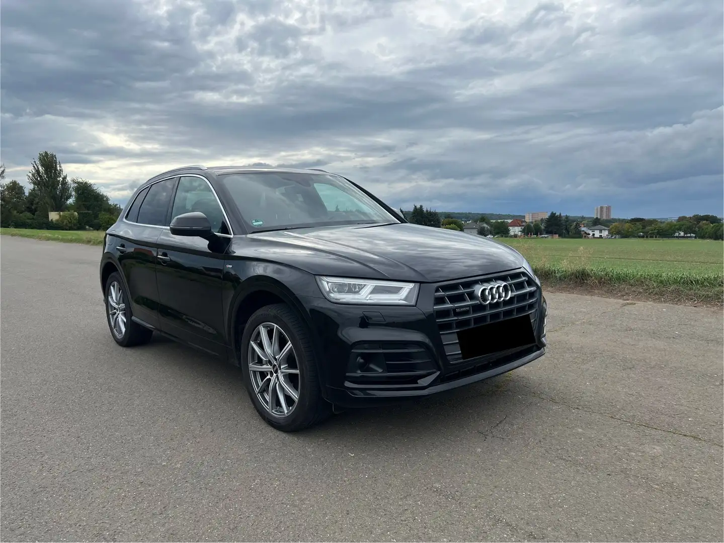 Audi Q5 50 TFSI e quattro sport Schwarz - 1