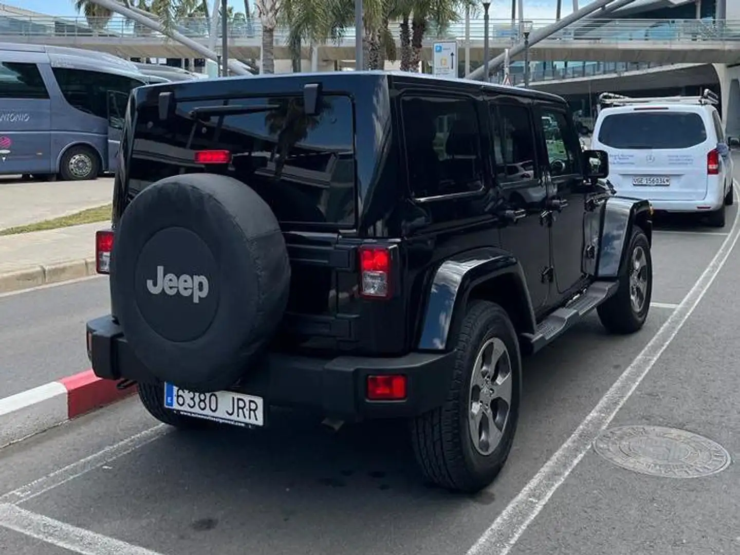 Jeep Wrangler Wrangler Unlimited 3.6 Sahara Aut. Sahara Černá - 2