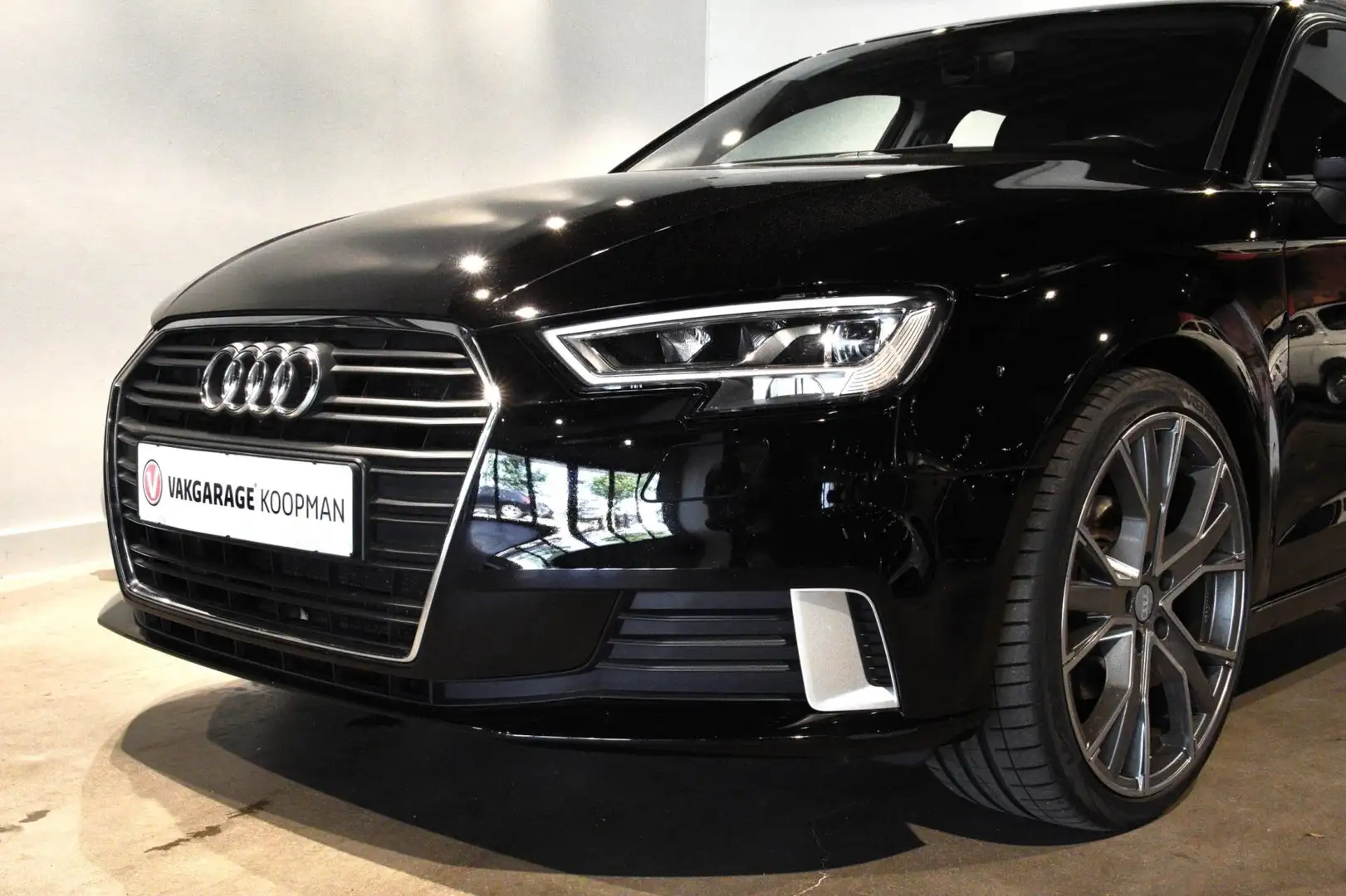 Audi A3 Sportback 30 TFSI Advance Zwart - 2