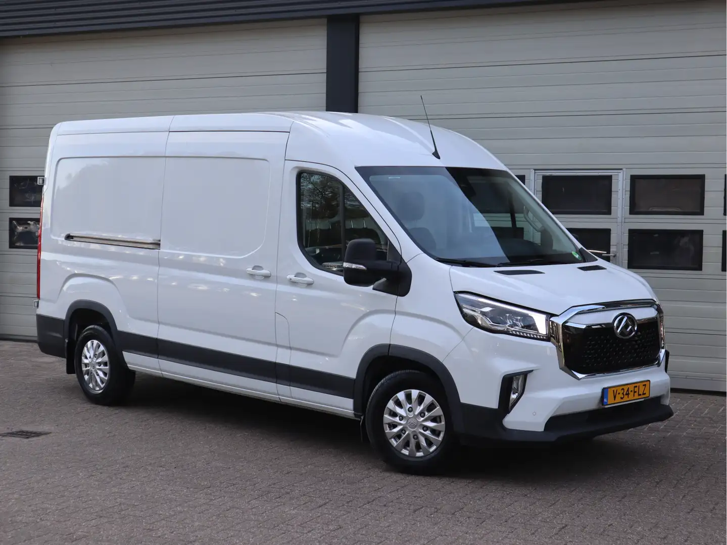 Maxus eDeliver 9 L3H2 89 kWh 204 pk - incl. Betimmering laadruimte Blanco - 2