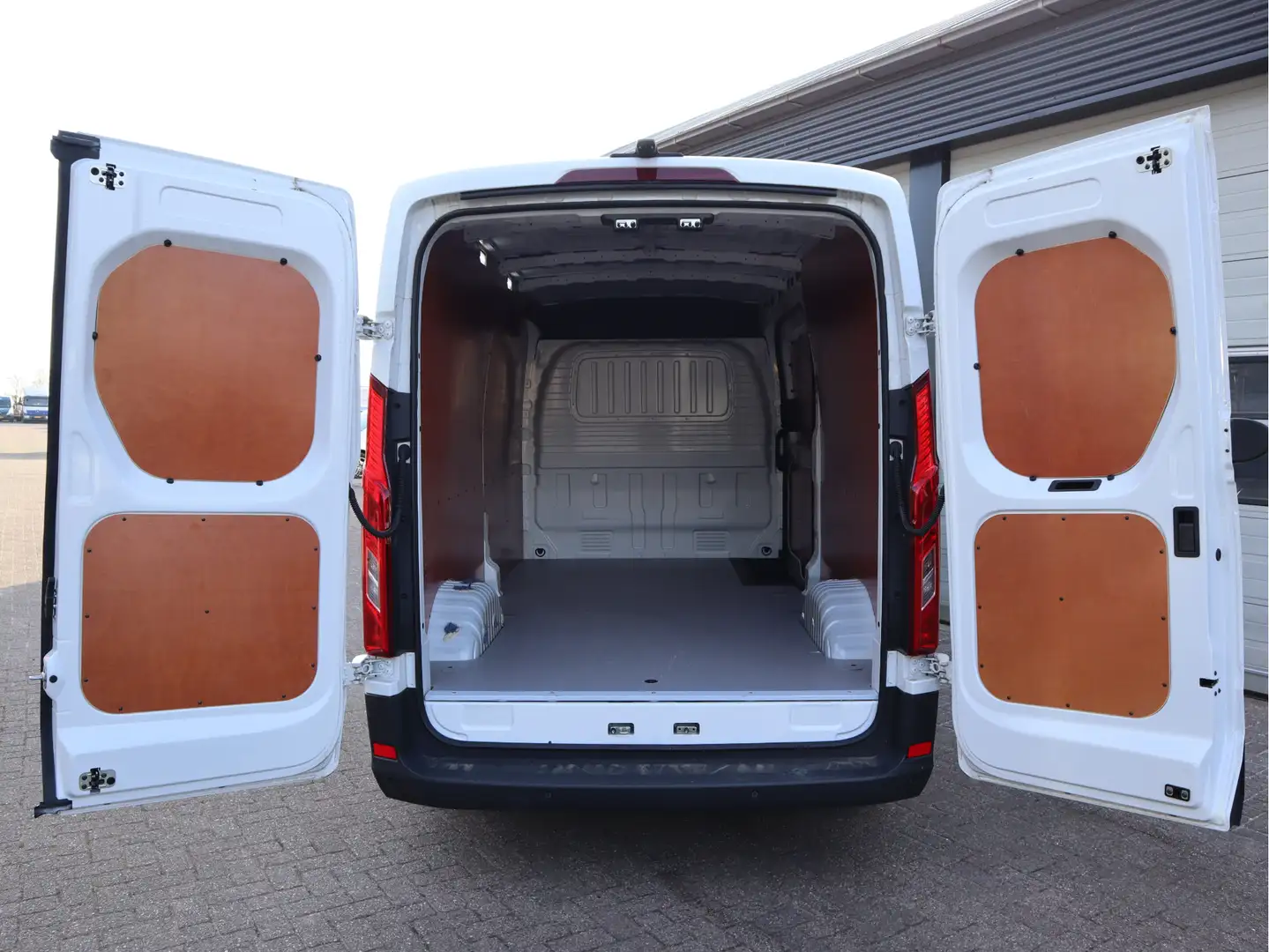 Maxus eDeliver 9 L3H2 89 kWh 204 pk - incl. Betimmering laadruimte Білий - 2