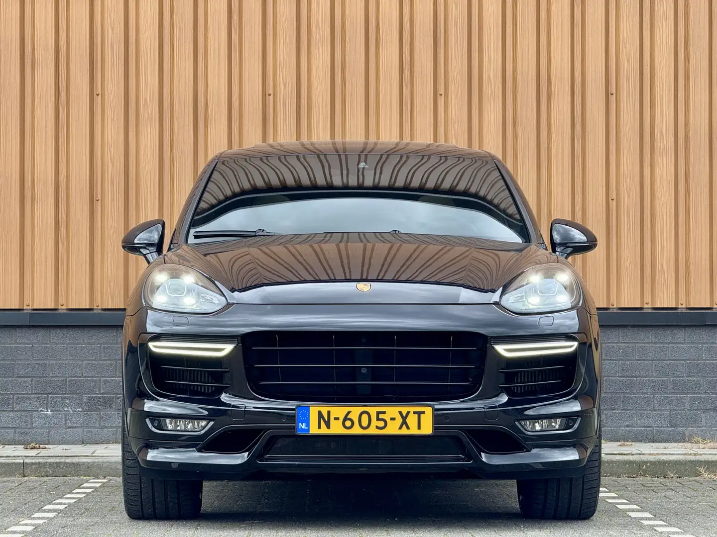 Porsche Cayenne 3.6 S | 421 PK! | Panoramadak | 21" Lichtmetaal | Zwart - 2