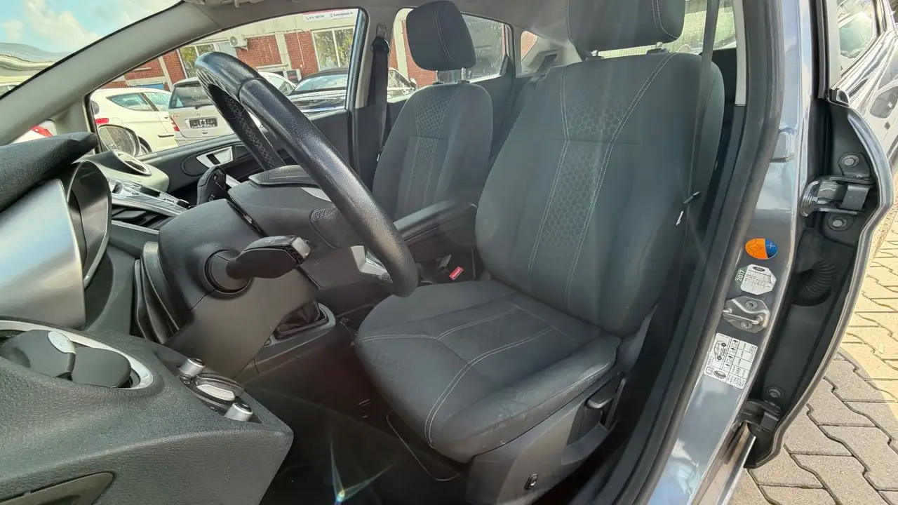 2012 Ford Fiesta Titanium  Style Paket 3 SHZ PDC MFL ALU, photograph 8