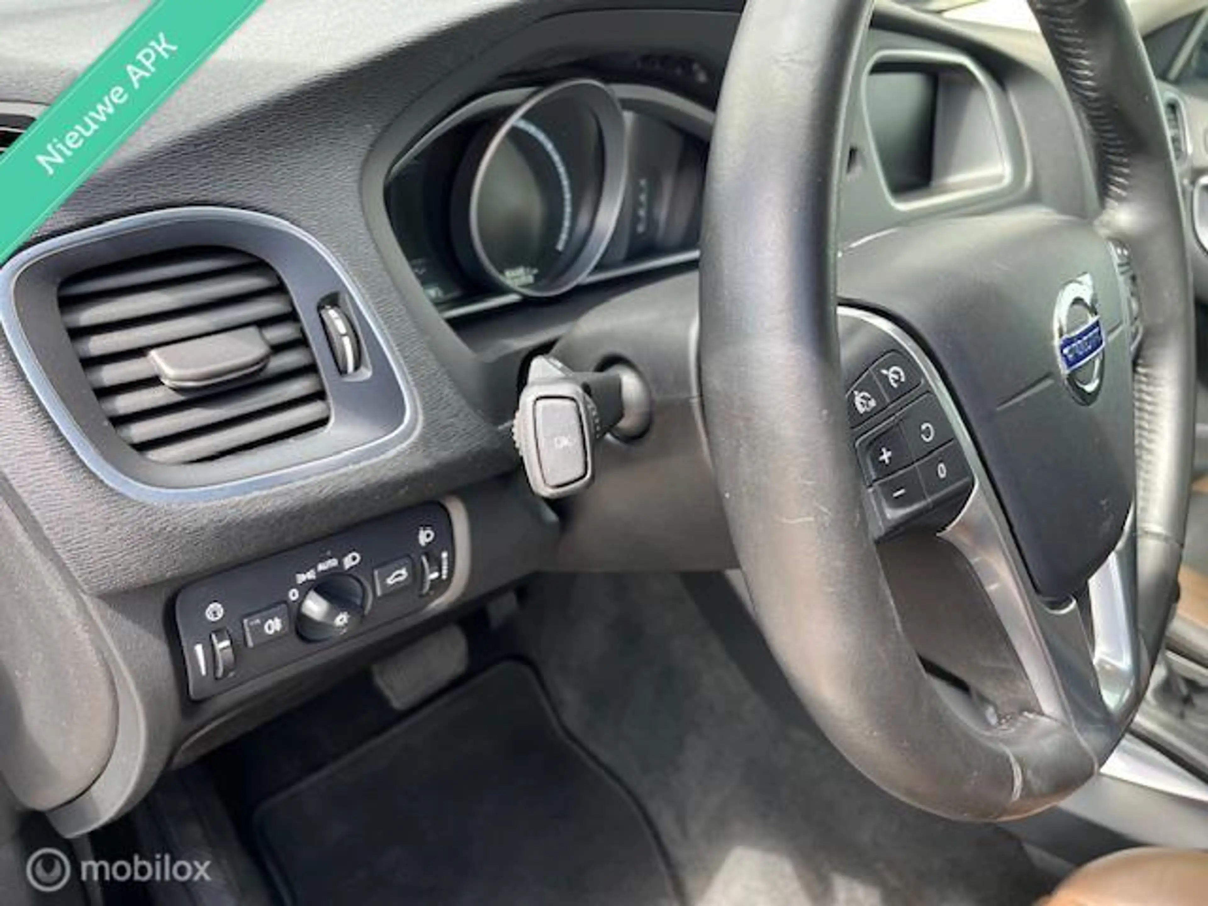 Volvo V40 Cross Country 2.0 D2 Summum — photo 14