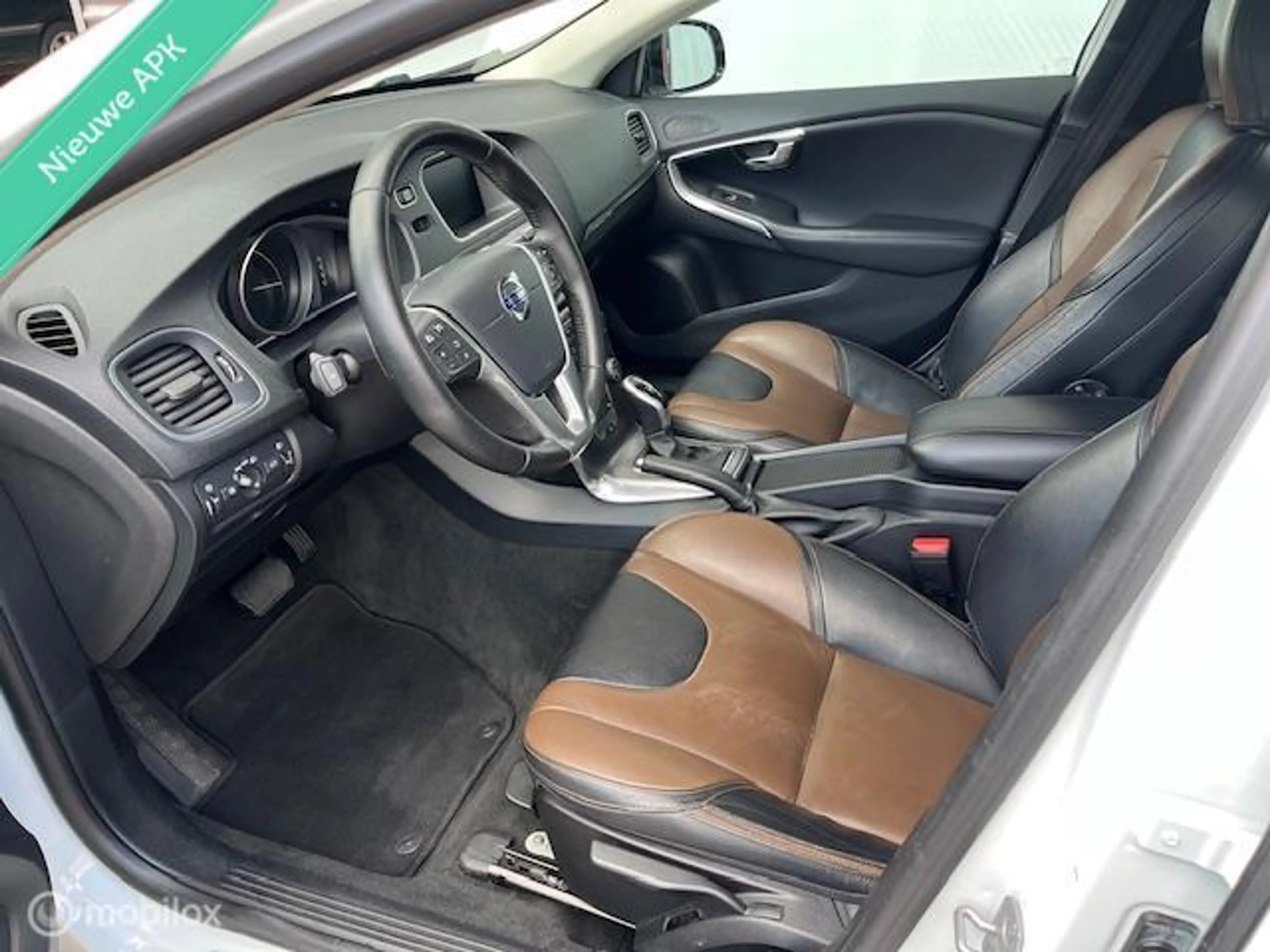Volvo V40 Cross Country 2.0 D2 Summum — photo 7
