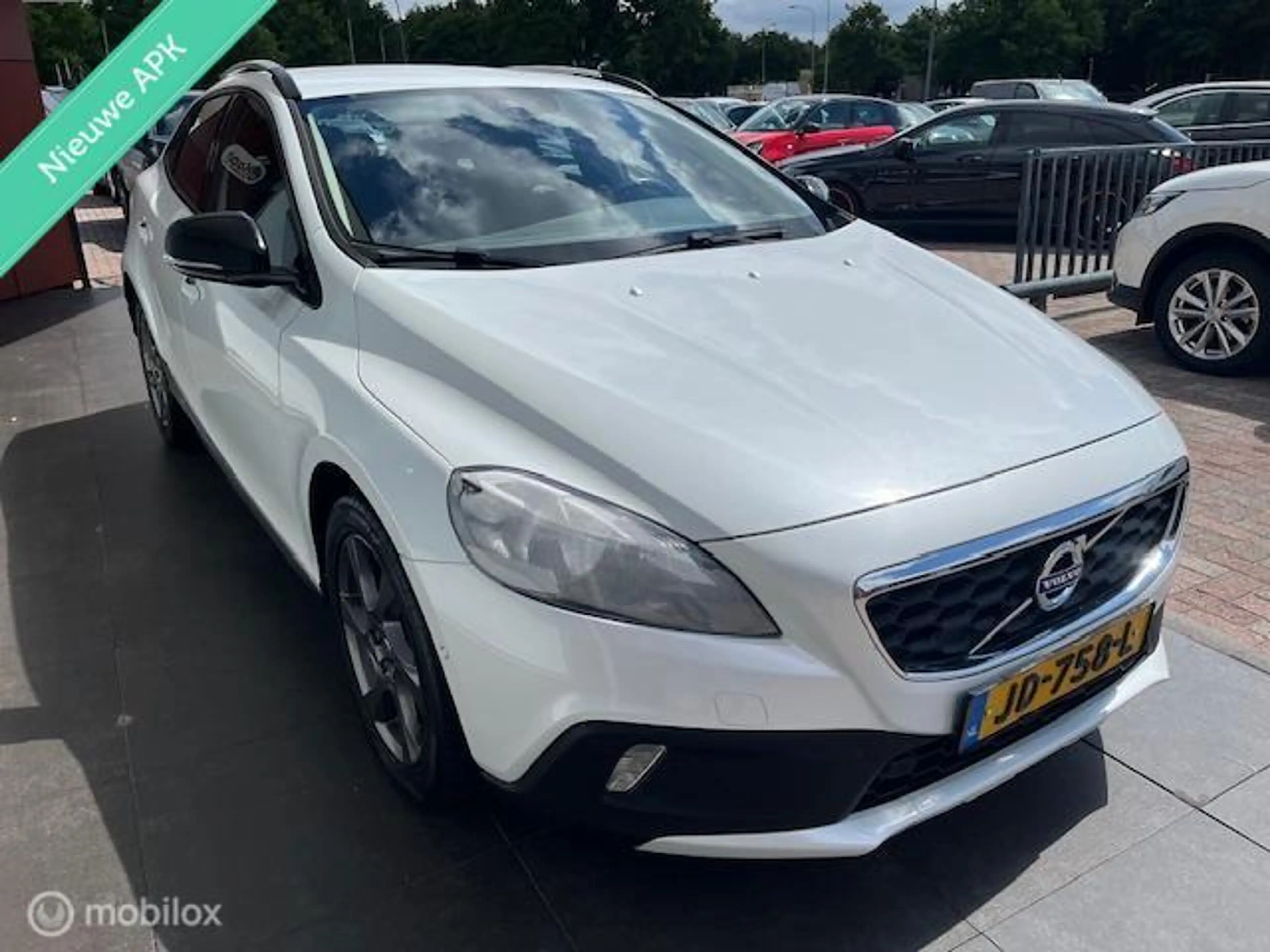 Volvo V40 Cross Country 2.0 D2 Summum — photo 3