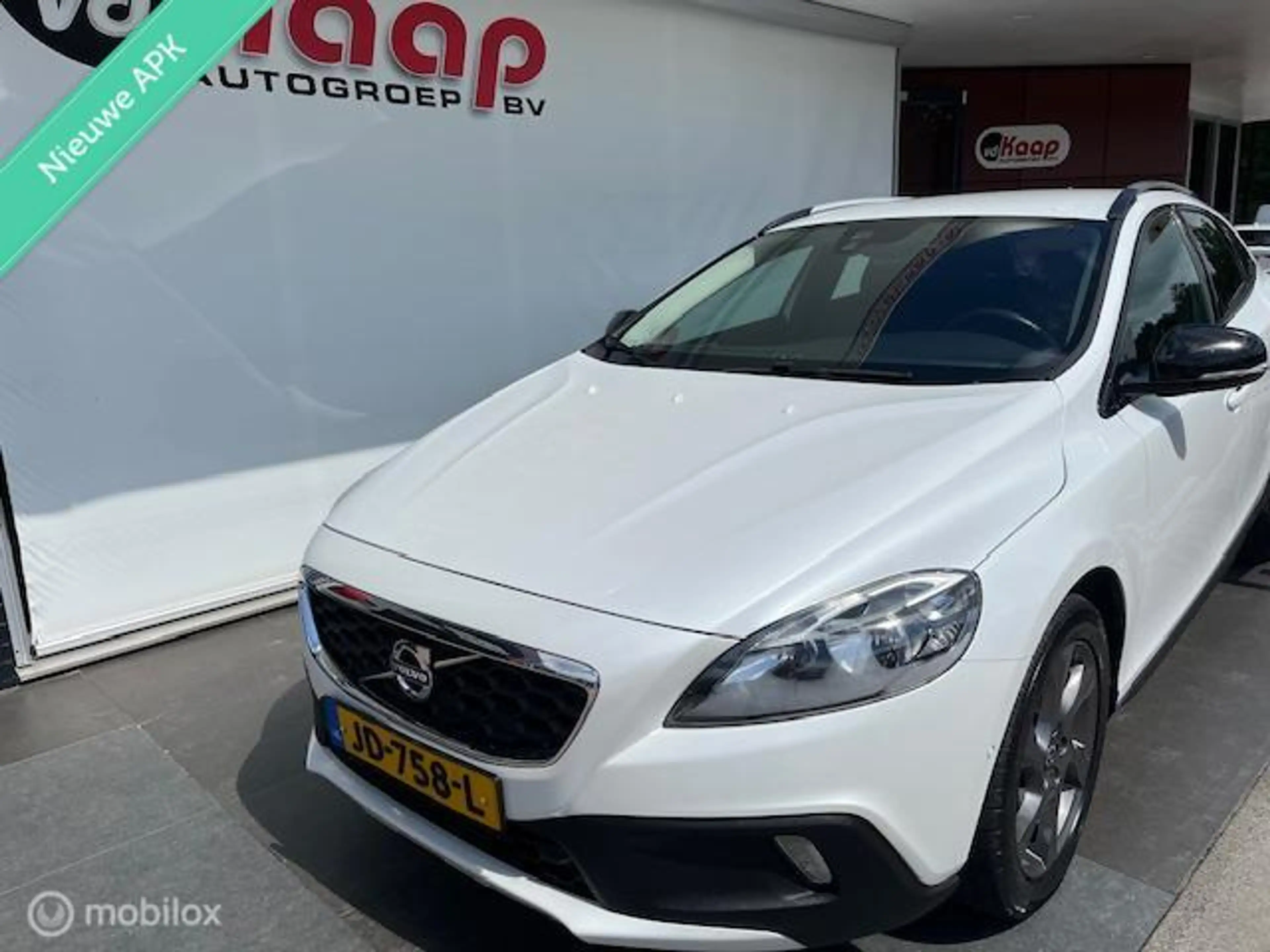 Volvo V40 Cross Country 2.0 D2 Summum — photo 2