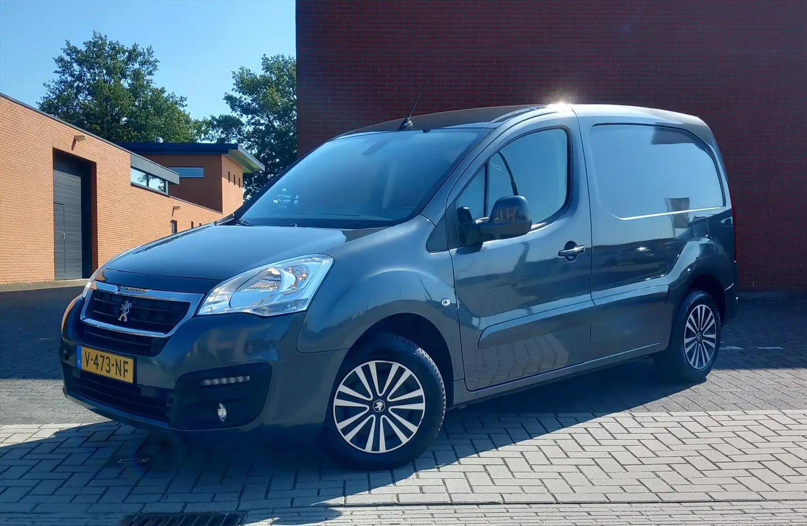 Peugeot Partner 1.6 Blue Hdi73KW Premium Pack Navi/Airco/Pdc Grijs - 1