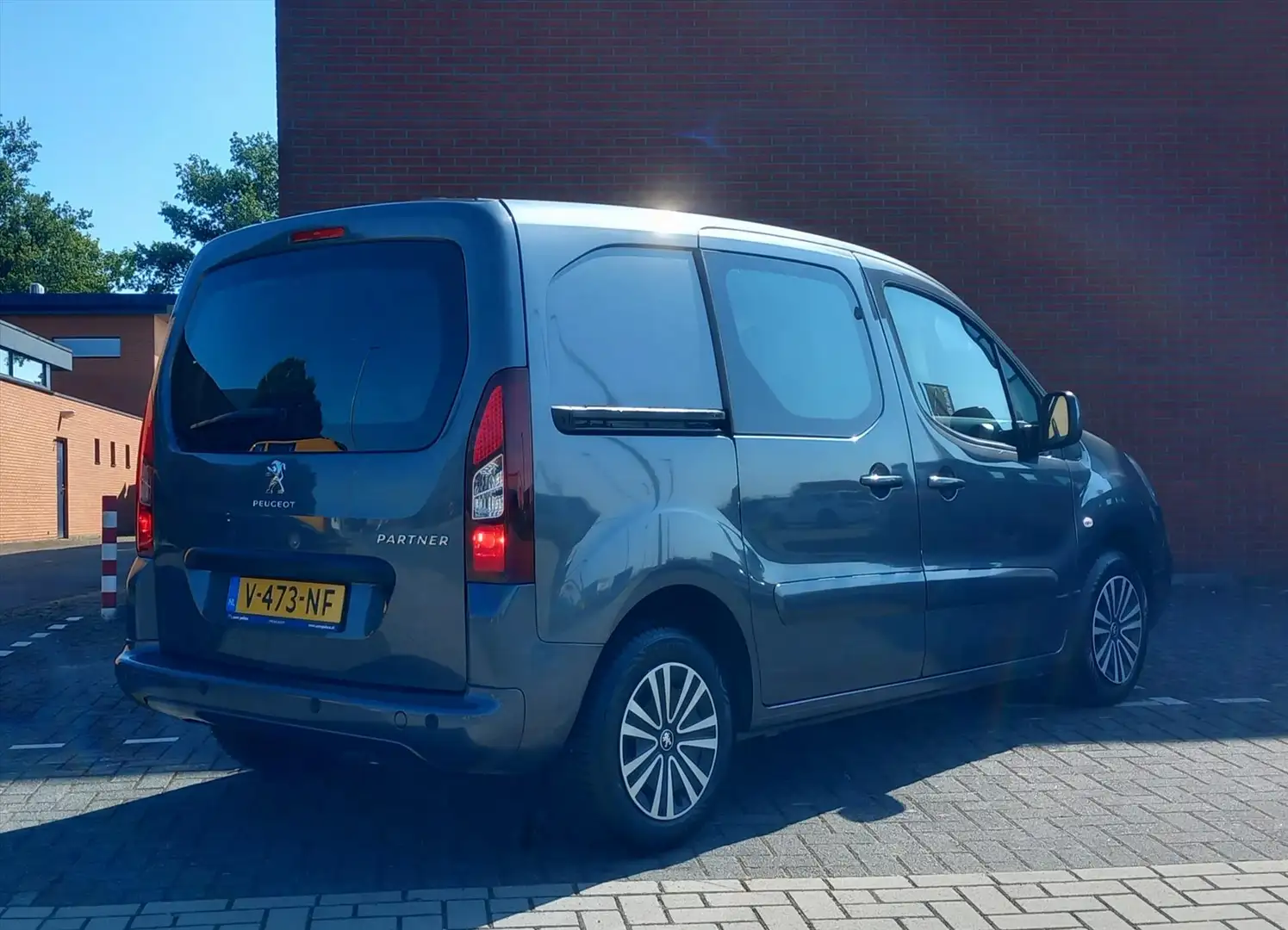 Peugeot Partner 1.6 Blue Hdi73KW Premium Pack Navi/Airco/Pdc Grijs - 2