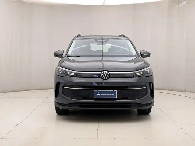 Volkswagen Tiguan view 2