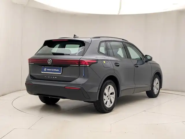 Volkswagen Tiguan view 4