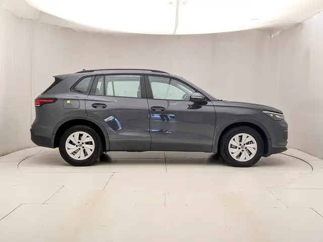 Volkswagen Tiguan view 3
