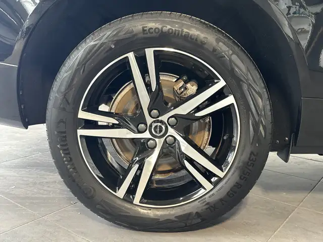 Volvo XC60 view 3