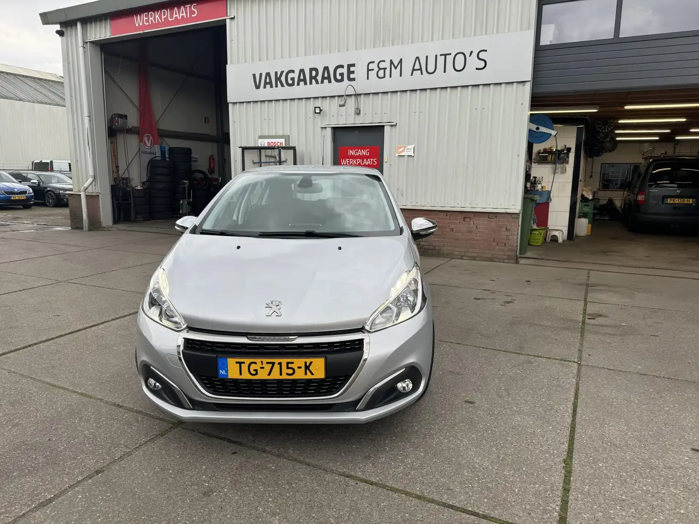 Peugeot 208 1.2 PureTech Blue Lease Executive Grey - 2