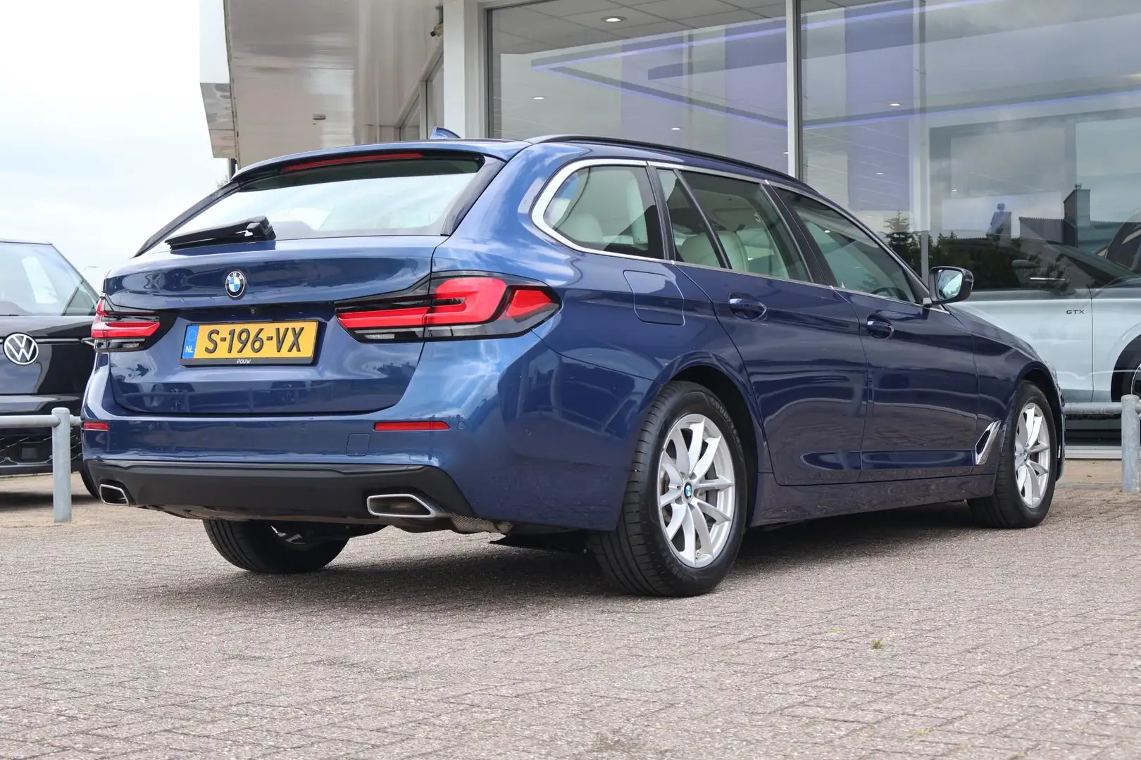 BMW 520 5-serie Touring 520i Business Edition Plus | Navig Blauw - 2