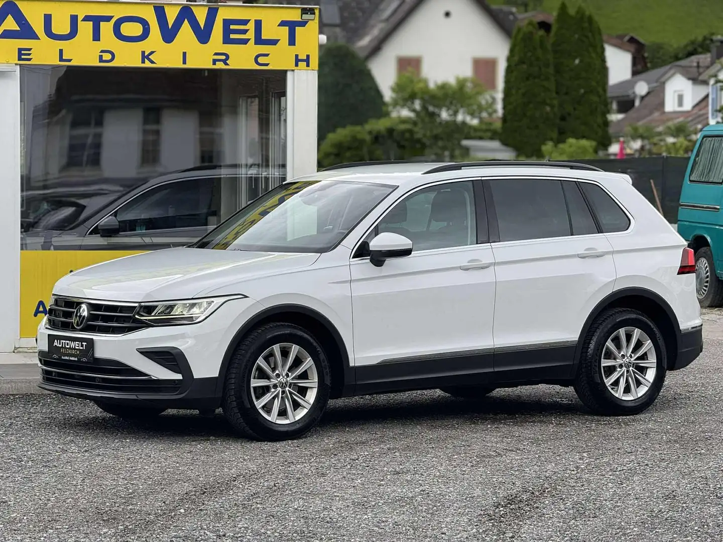 Volkswagen Tiguan Life DSG Automatik *CAR PLAY *AHK *RFK *SPUR *LED Weiß - 1