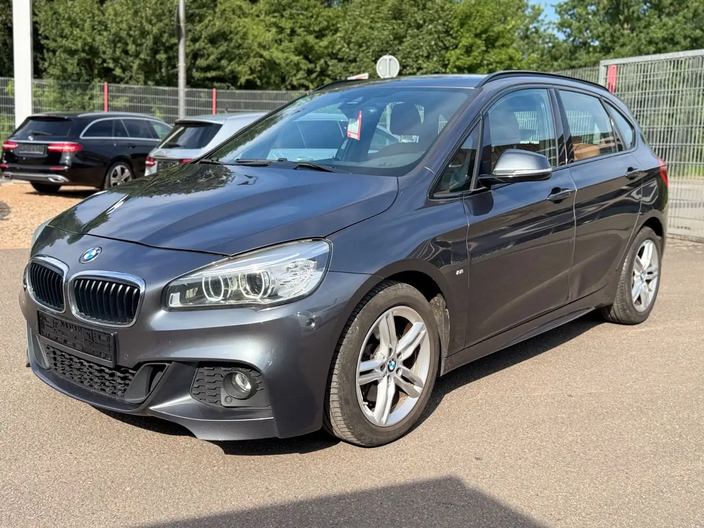 BMW 220 Active Tourer 220 d xDrive M Paket aus 1. Hand Grau - 1