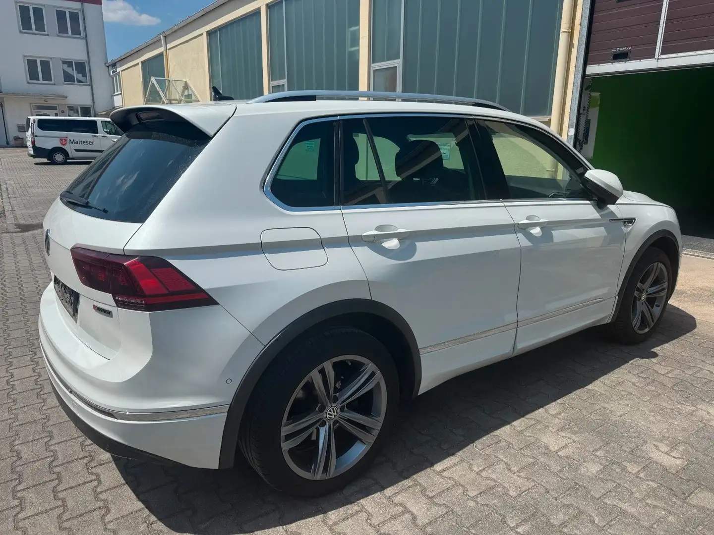 Volkswagen Tiguan 2.0 TDI Highline 4Mot.°DSG°AHK°R-LINE Weiß - 2