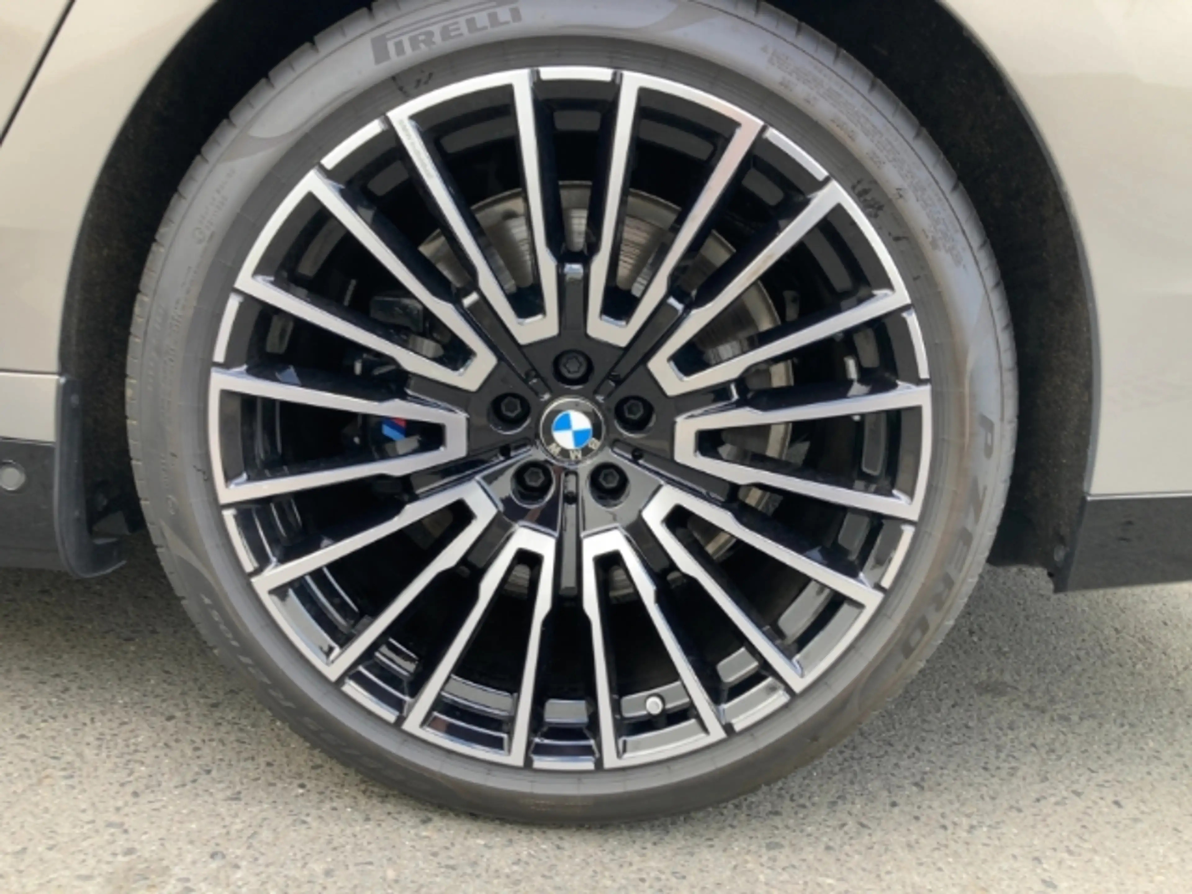 BMW i7 eDrive50 Limousine Sportpaket Luftfederung Niveau — photo 14