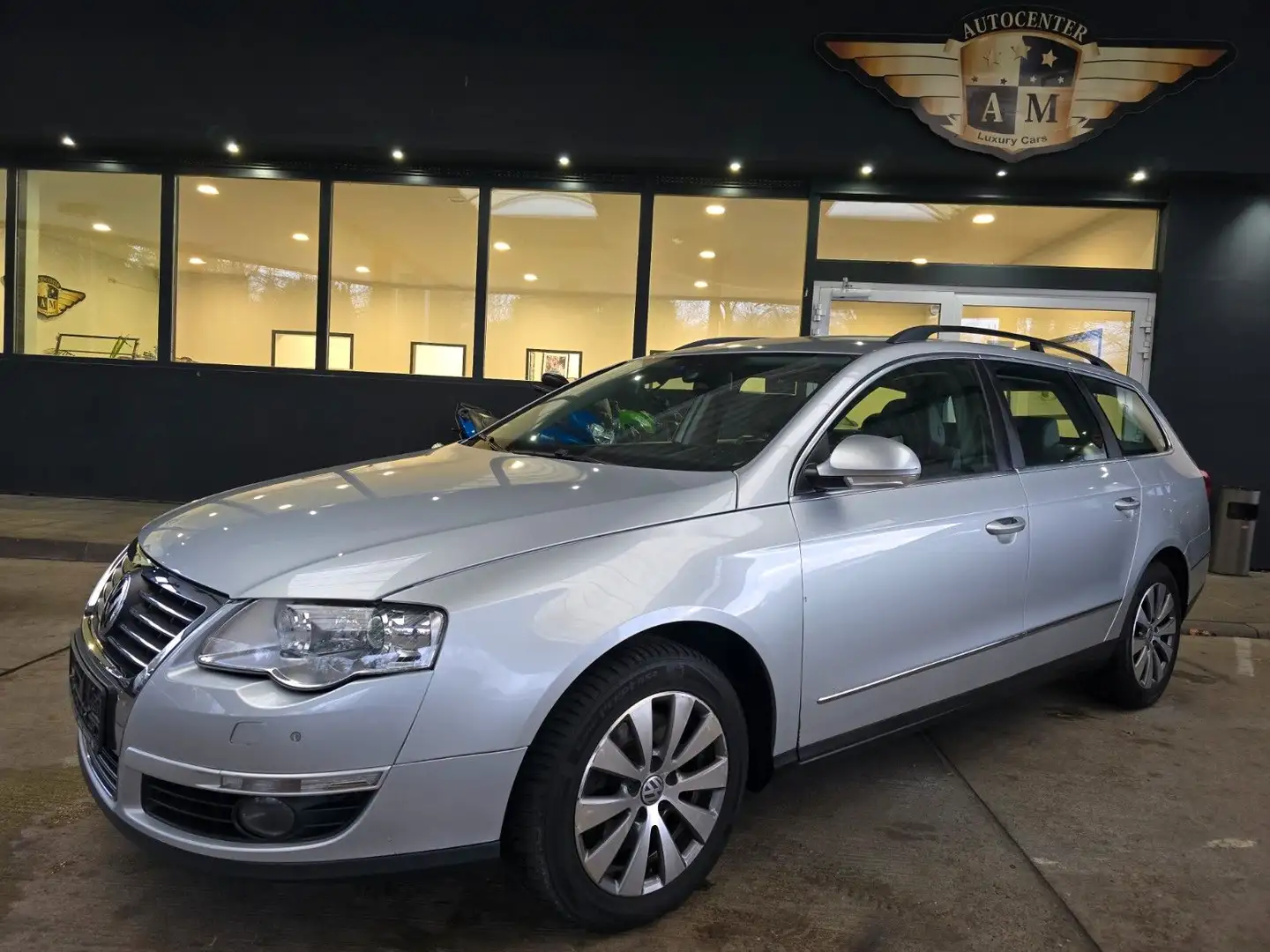Volkswagen Passat Variant Comfortline AUTOMATIK LEDER/NAVI/ Plateado - 1