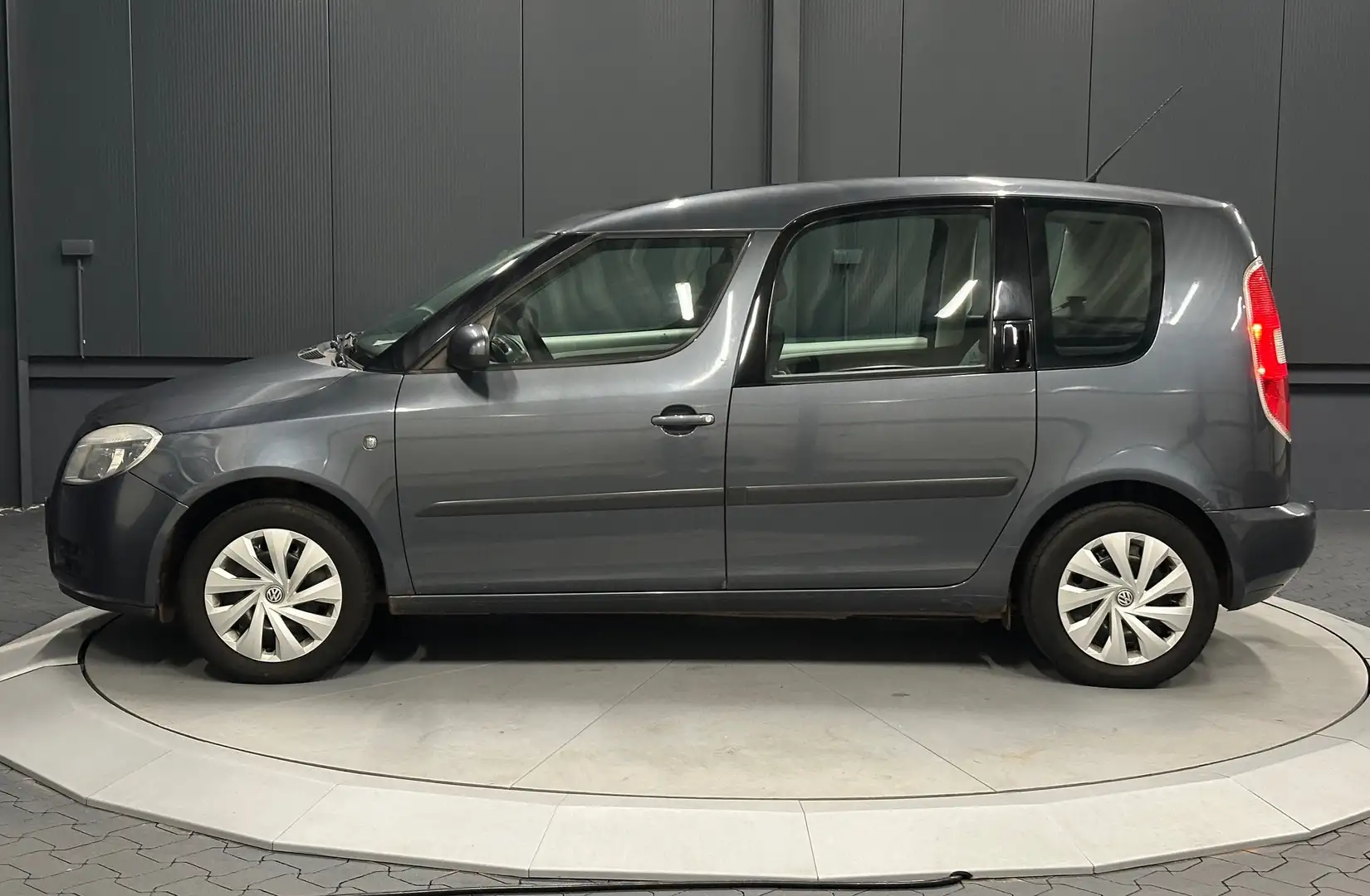 Skoda Roomster 1.6 Style *PANORAMA*Sitzhzg*AHK*KLIMA* Grijs - 2