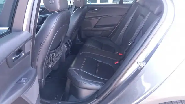 Jaguar XE view 9