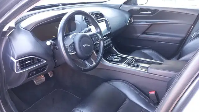Jaguar XE view 8