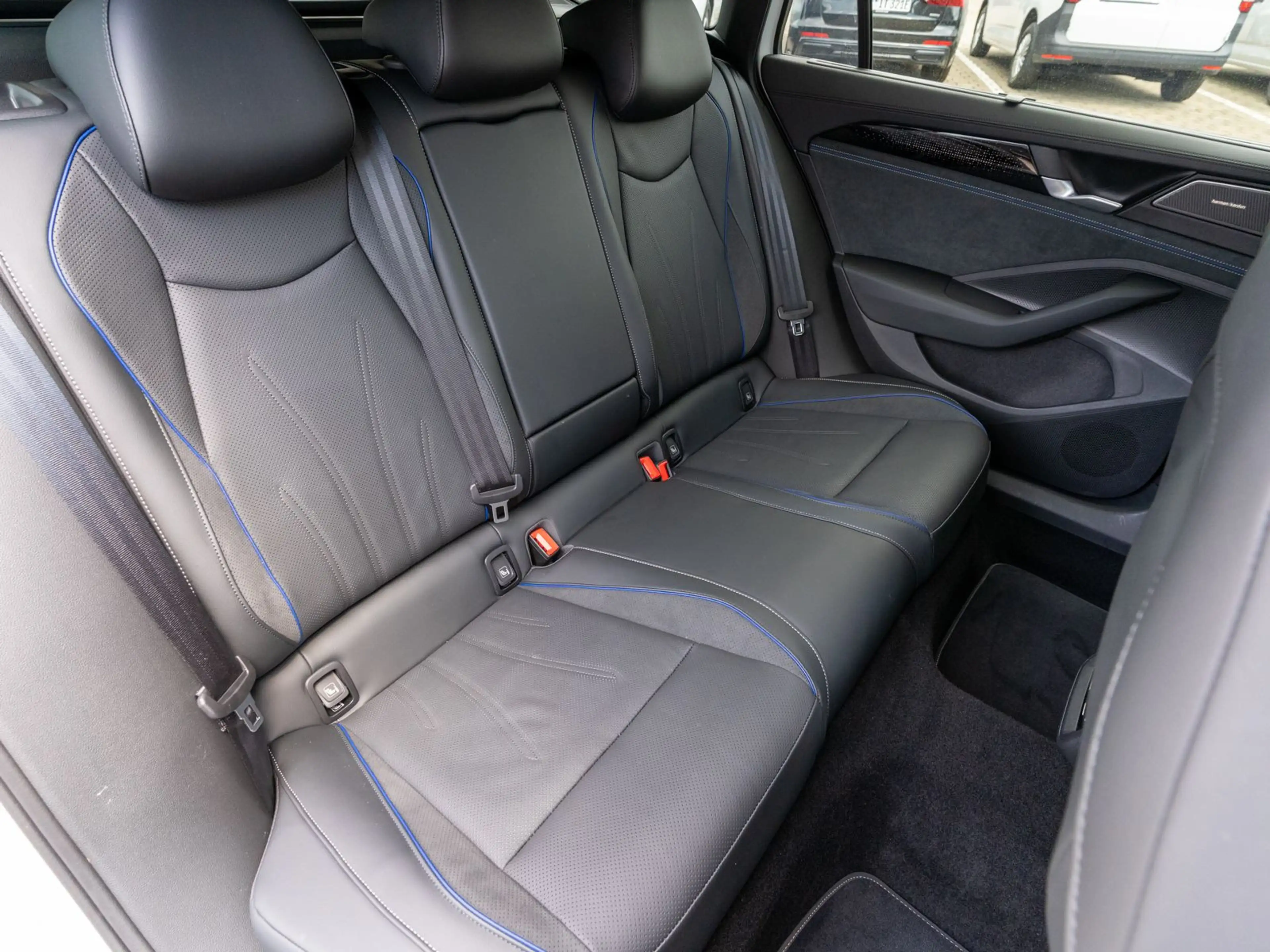 Volkswagen Passat Variant R-Line 2.0TDI 4M DSG PANO HUD AHK — photo 8