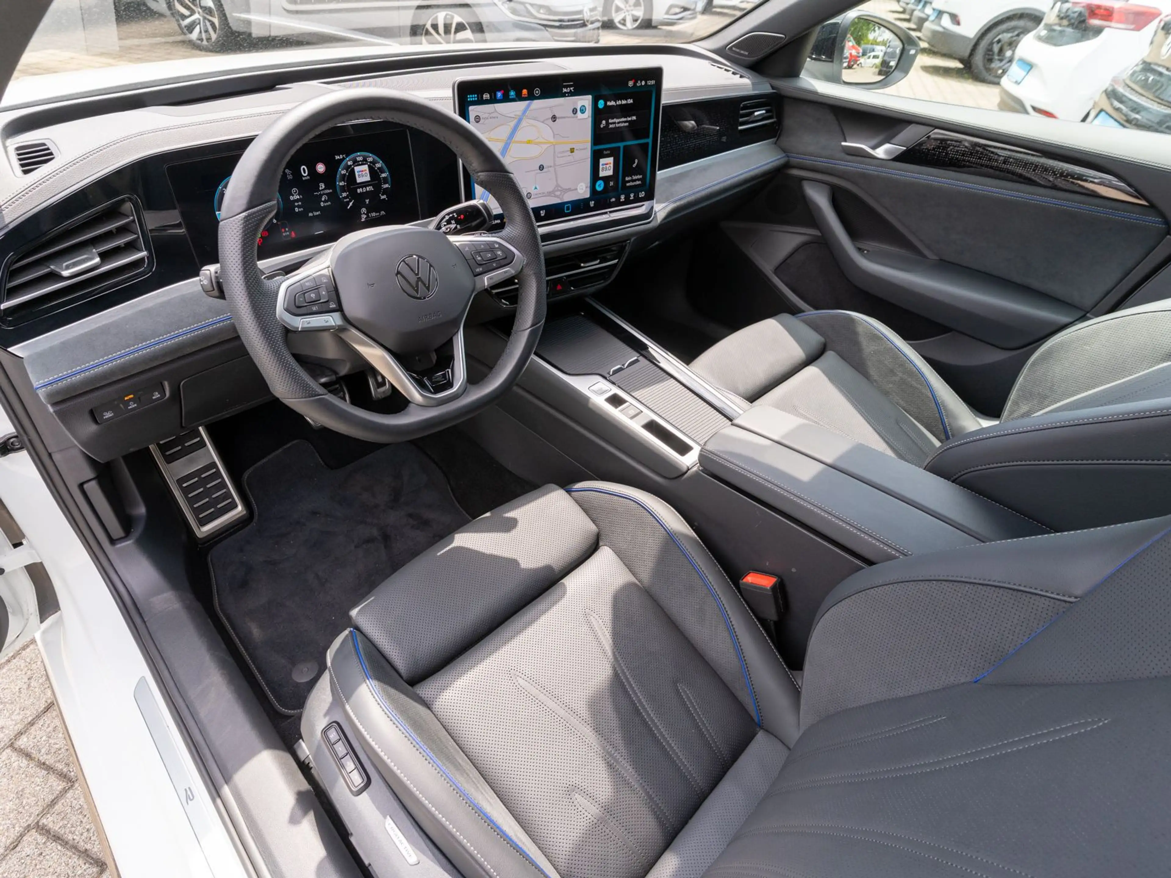 Volkswagen Passat Variant R-Line 2.0TDI 4M DSG PANO HUD AHK — photo 12