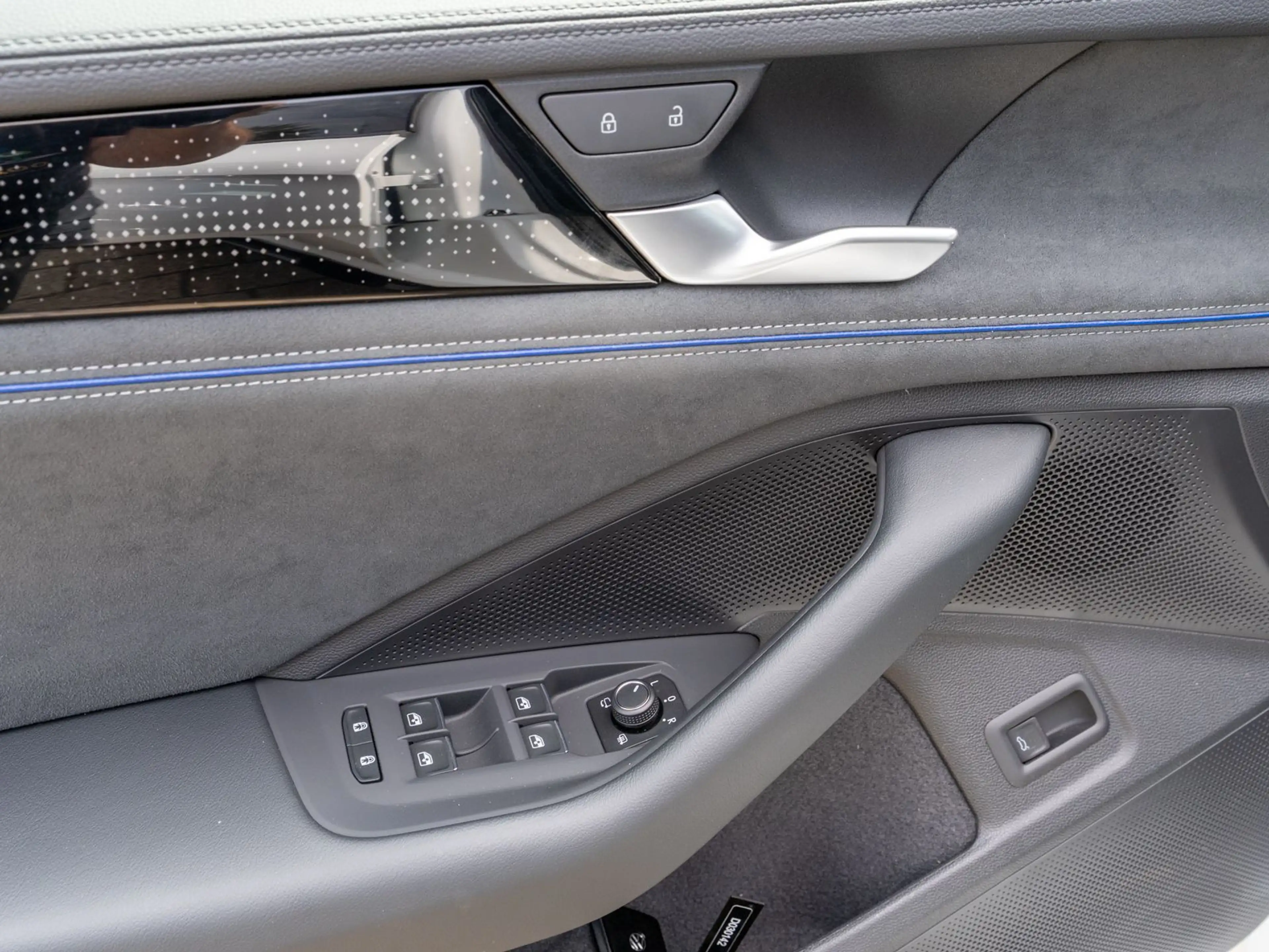 Volkswagen Passat Variant R-Line 2.0TDI 4M DSG PANO HUD AHK — photo 11