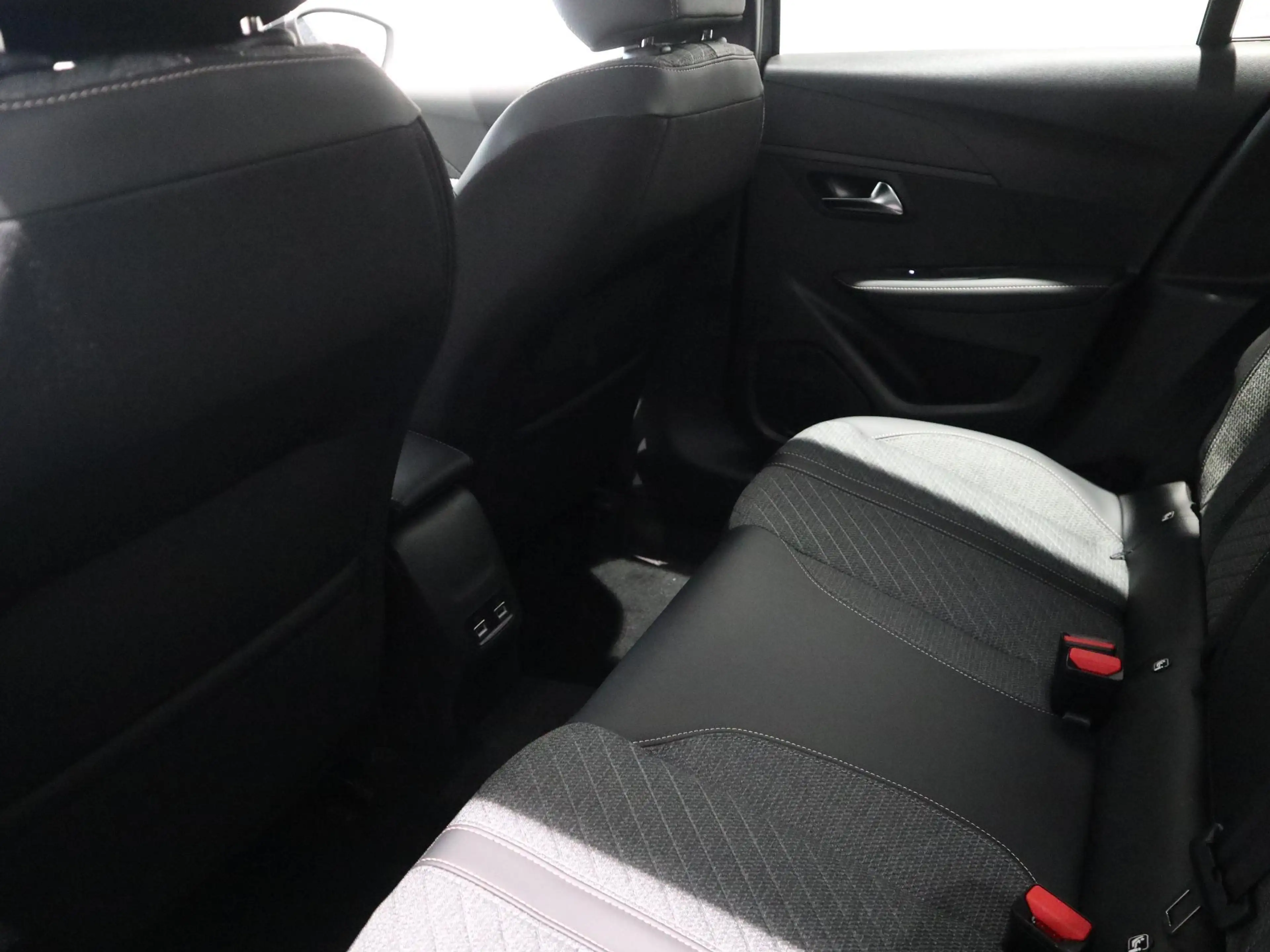 Peugeot 208 Hybrid 110 e-DCS6 Allure CARPLAY - SNEL LEVERBAAR — photo 10