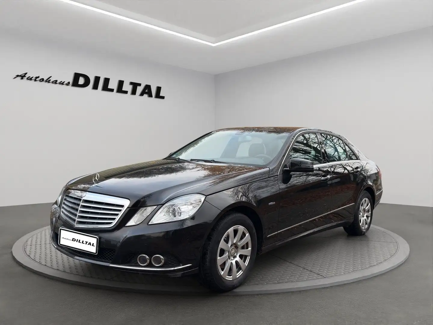 Mercedes-Benz E 200 E Limousine Original KM, sehr gepflegt* Schwarz - 1