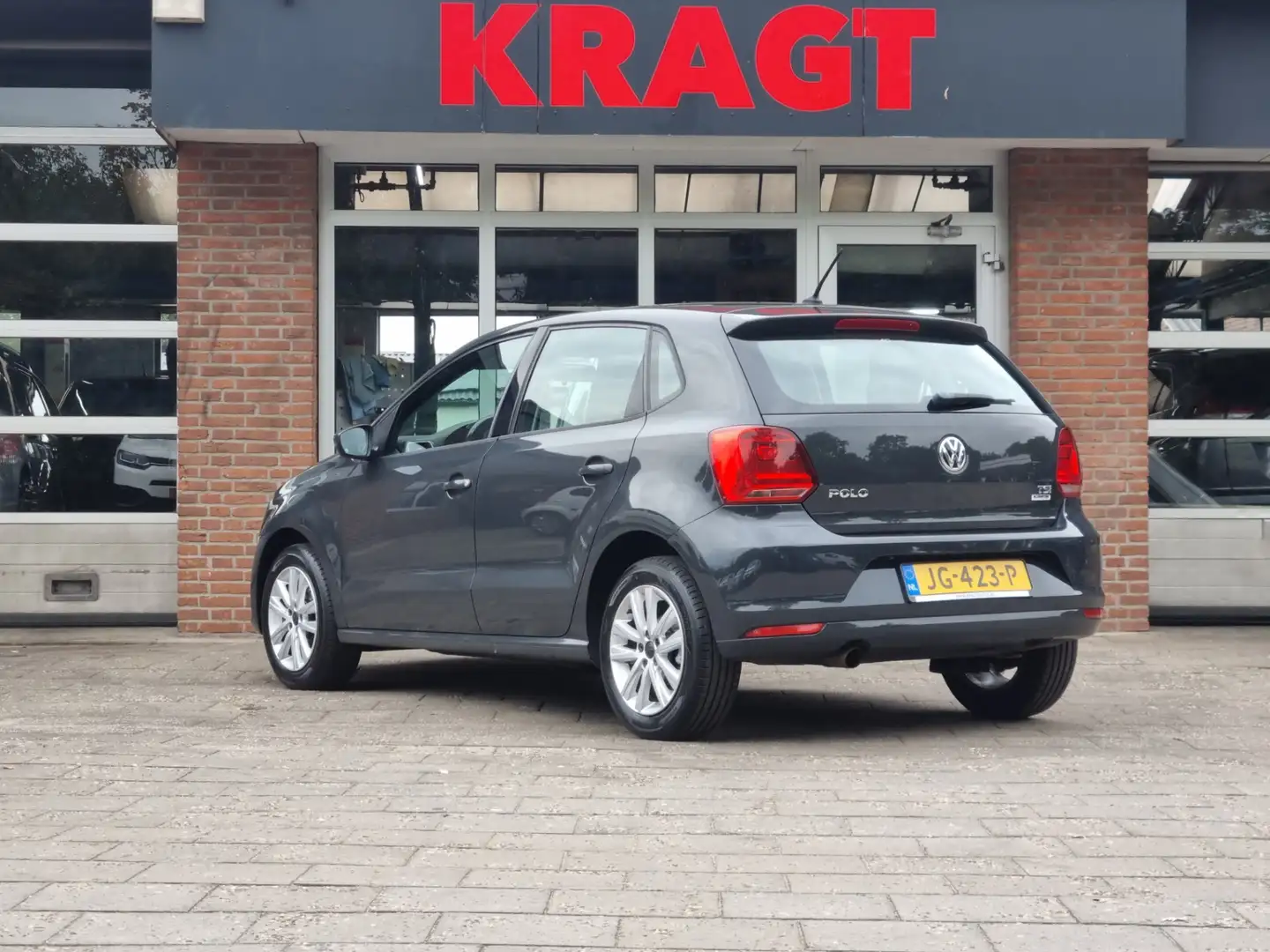 Volkswagen Polo Comfortline 1.2 TSI 90 pk - 5drs - airco - cruise Grijs - 2