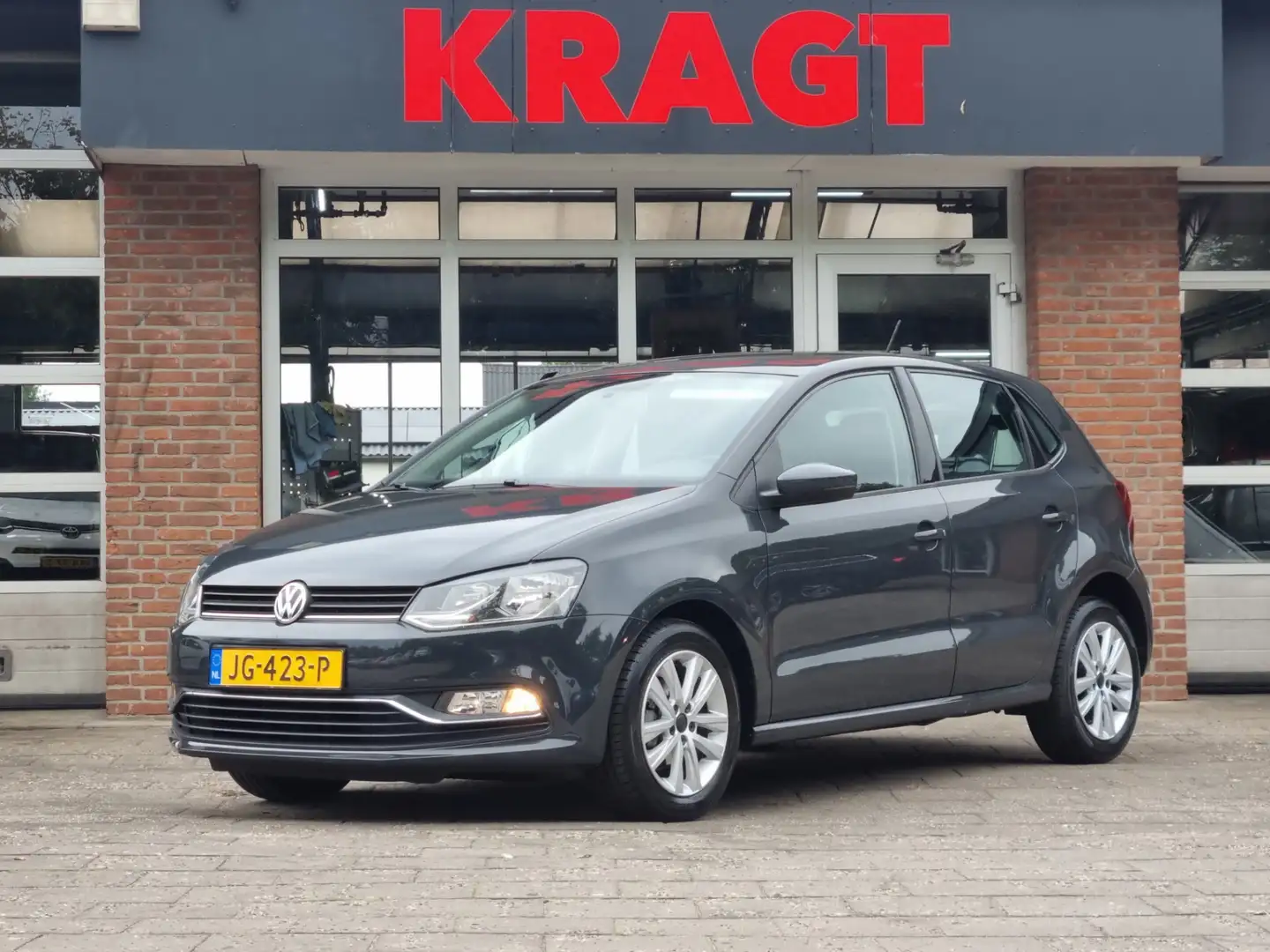 Volkswagen Polo Comfortline 1.2 TSI 90 pk - 5drs - airco - cruise Grijs - 1