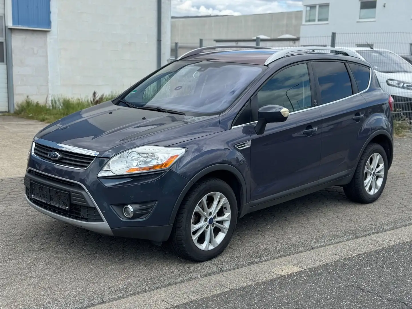 Ford Kuga Champions Edition Grau - 1