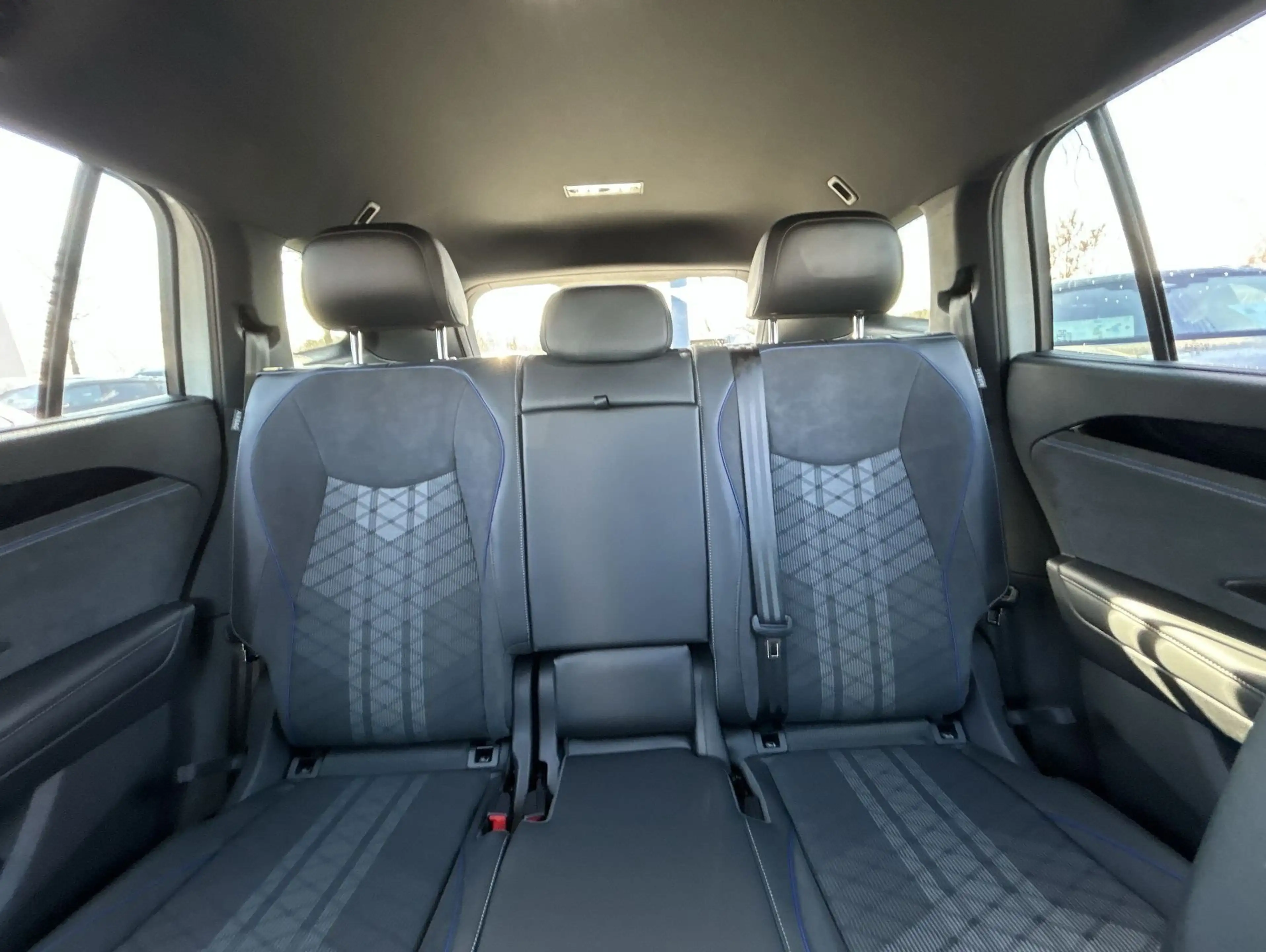 Volkswagen Tayron 2.0 TDI DSG R-Line BlackStyle AHK IQ.Light 7-Sitze — photo 9