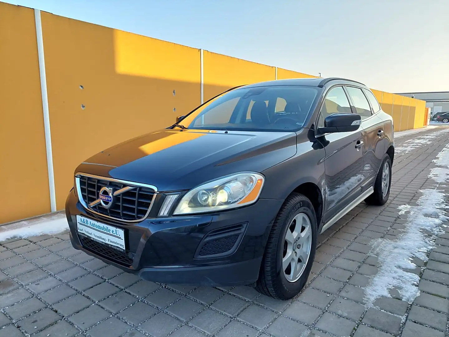Volvo XC60 D3 AWD Momentum Sofort Kredit Schwarz - 1
