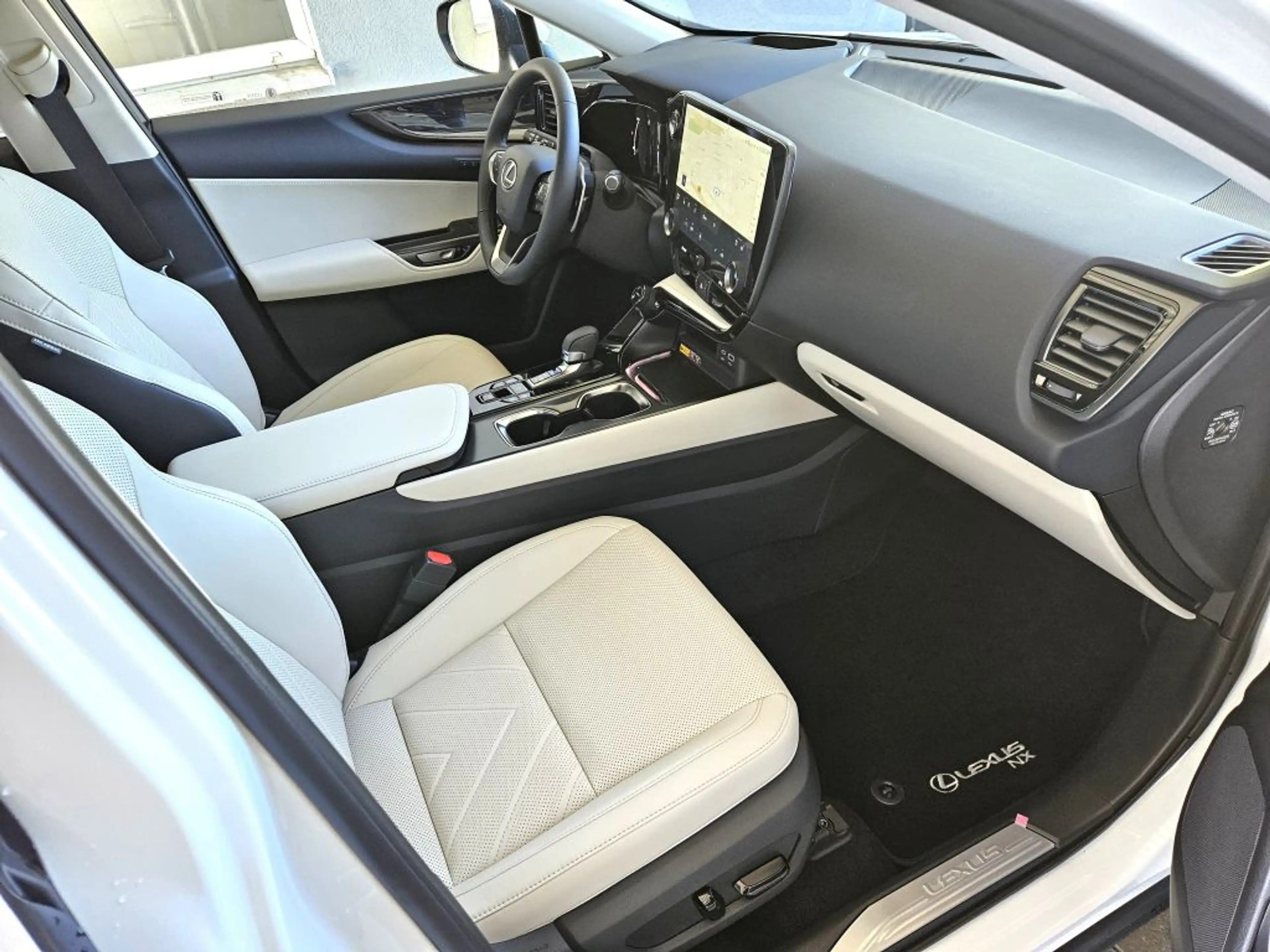 Lexus NX 450h+ E-FOUR Executive — photo 11