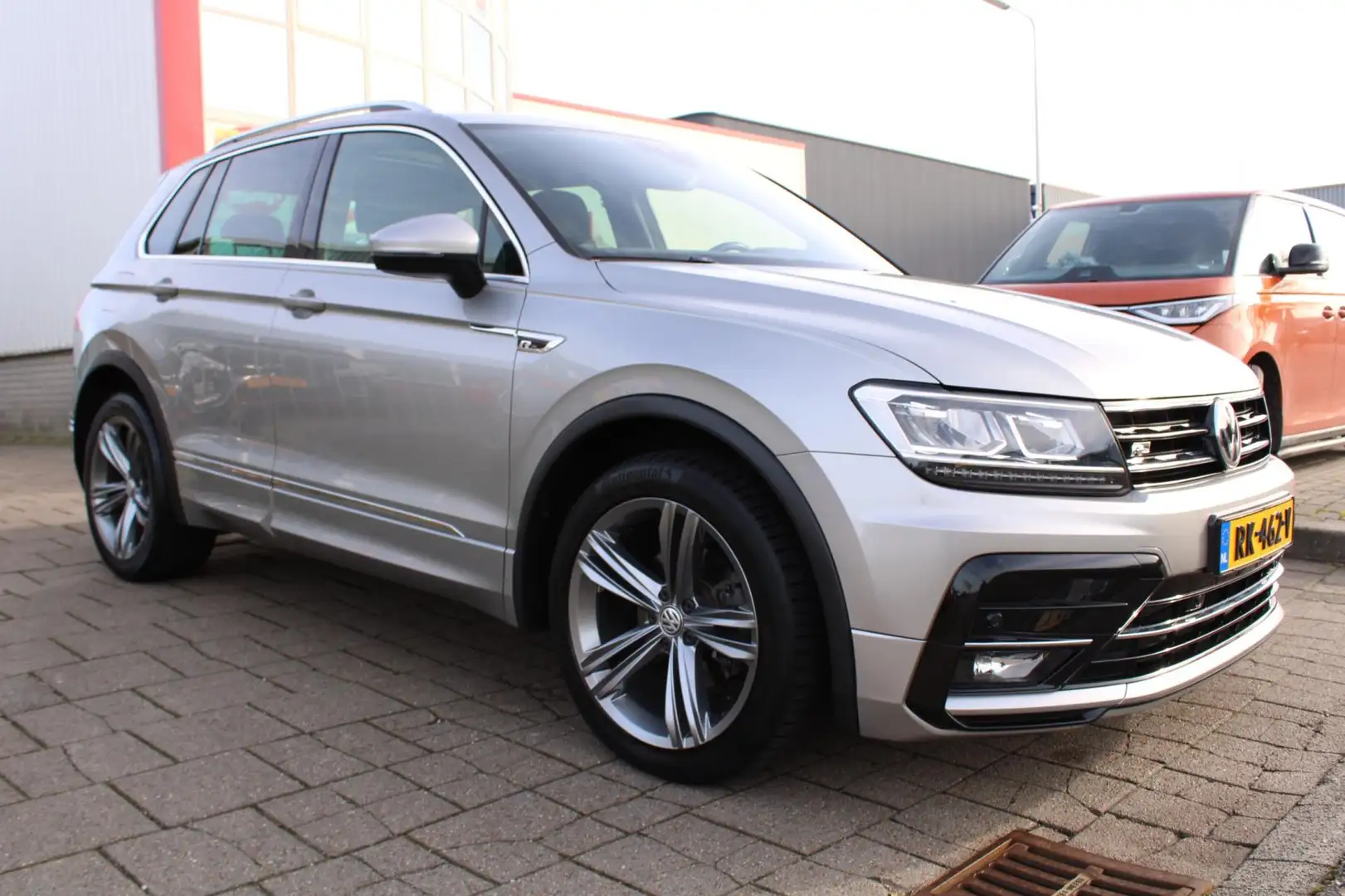 Volkswagen Tiguan 1.4 TSI ACT R-Line DSG Automaat Grijs - 2