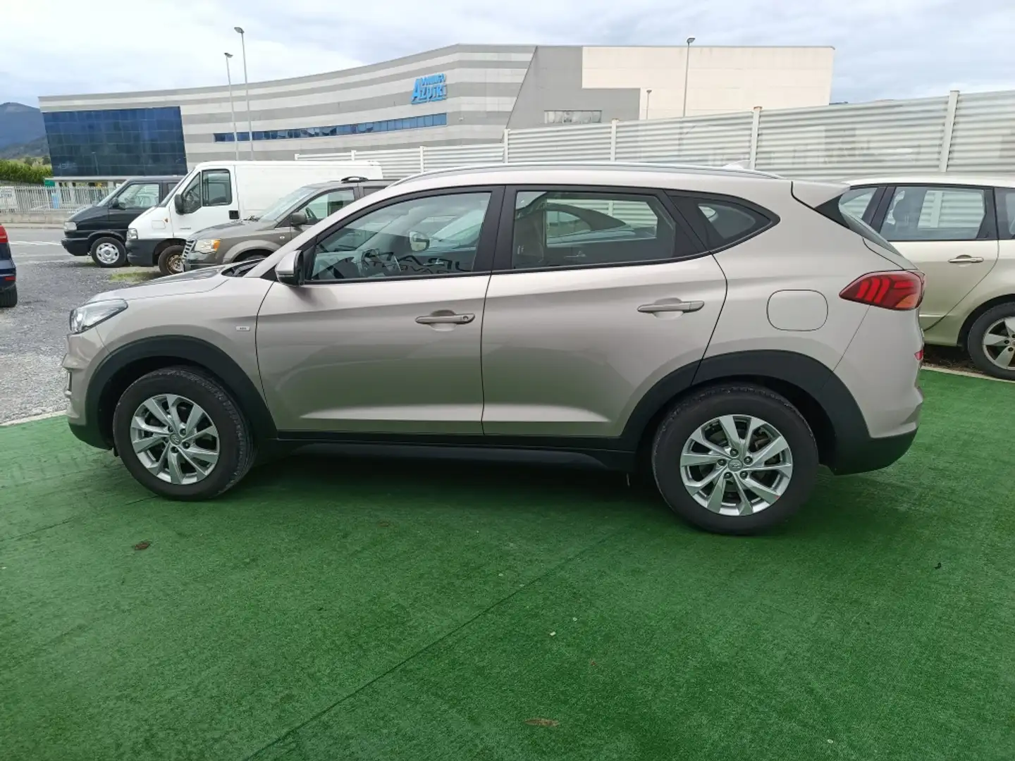 Hyundai TUCSON 1.6CRDI 48V SLE 4x2 Beige - 2